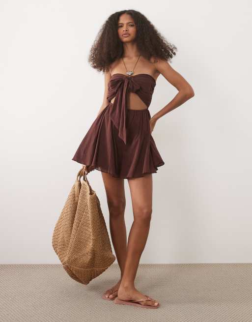 Miss Selfridge - Chokoladebrunt strand-playsuit med bindebånd foran i ostelærred, 3 af 4