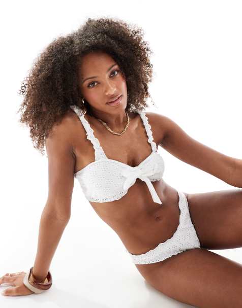 Miss Selfridge – Copped-Bikinioberteil in Cremeweiß mit Lochstickerei, Scrunchie-Design und gebundener Vorderseite - view 1