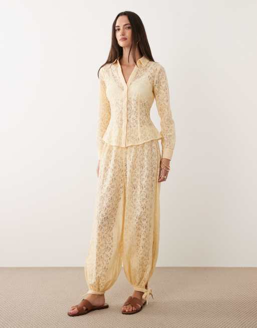 Miss Selfridge - Cremefarvet figursyet skjorte i blondestof, 2 af 4