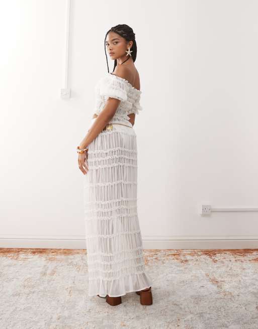 Miss Selfridge - Cremefarvet og transparent maxi-strandnederdel med smocksyninger, 3 af 5