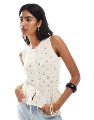 Miss Selfridge - Cremefarvet ærmeløs peplum-cardigan med hæklet look og bindebånd i taljen - view 1