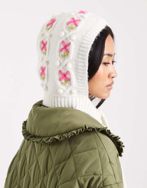 Miss Selfridge - Cremehvid hue i kabelstrik med broderinger, 3 af 3