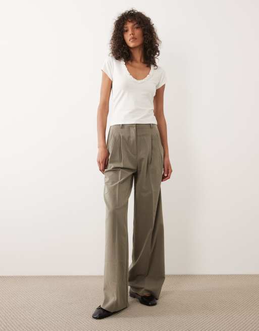 Miss Selfridge - Cremehvid T-shirt med V-front og flæsedetaljer, 2 af 4
