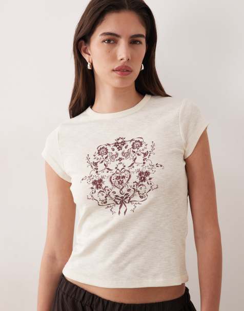 Miss Selfridge - Cremehvid tætsiddende T-shirt med grafisk print og nistret tekstur - view 1