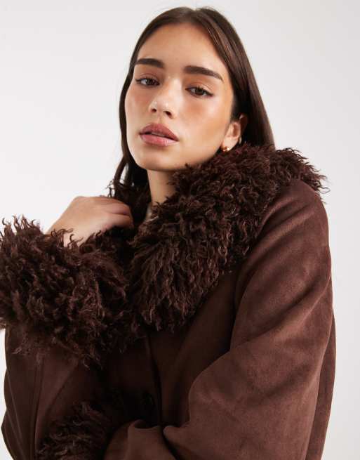 Miss Selfridge - Crop jack van suedette met kraag van imitatiebont in chocoladebruin, 3 van 4