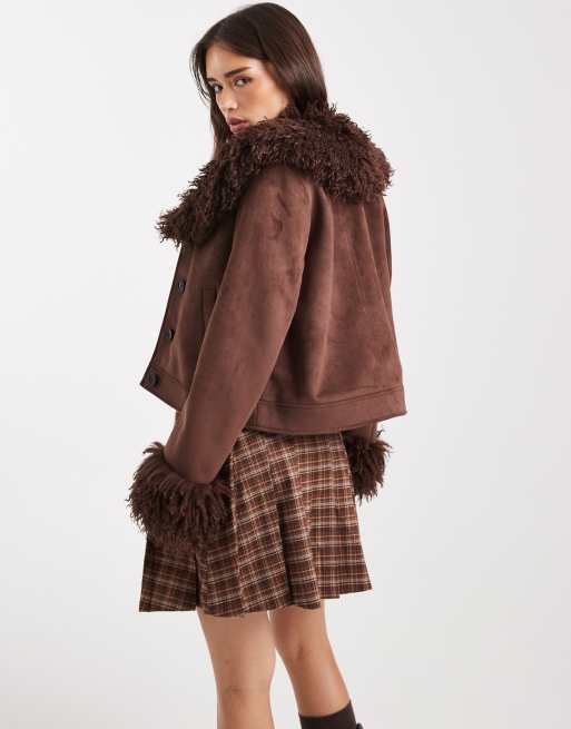 Miss Selfridge - Crop jack van suedette met kraag van imitatiebont in chocoladebruin, 4 van 4