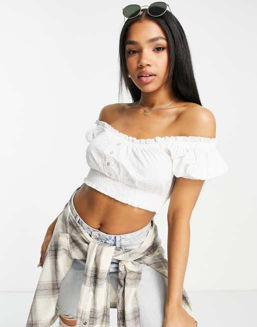 Miss Selfridge - Crop top con scollo alla Bardot in tessuto seersucker avorio con bottoni
