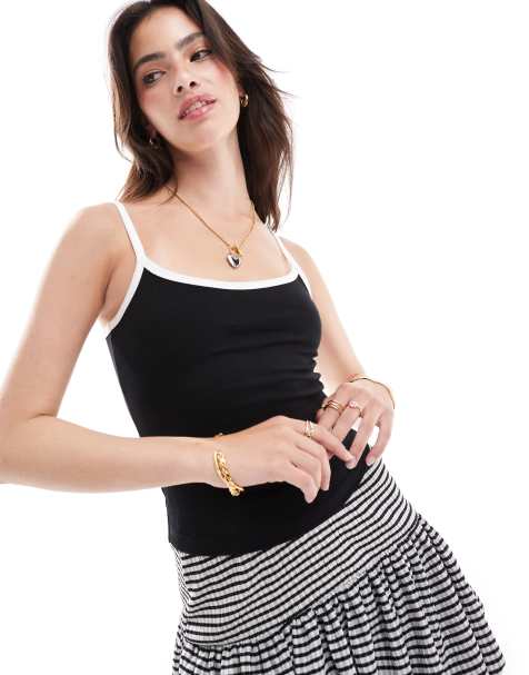 Miss Selfridge - Cropped cami met biezen in zwart - view 1