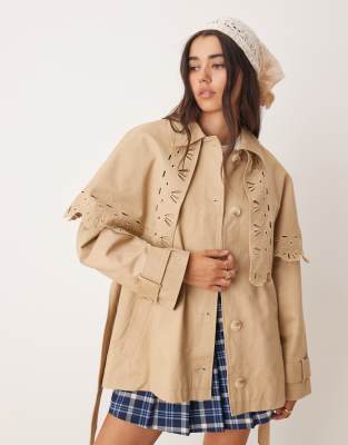 Miss Selfridge - Cropped Cape-Trenchcoat in Steinbeige mit Lochstickerei-Neutral