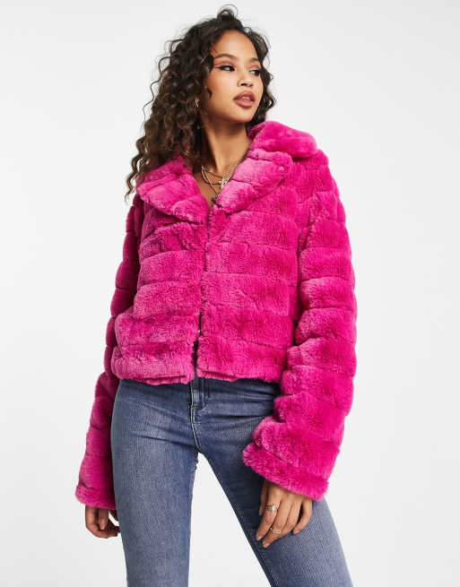 Miss Selfridge - Cropped jack van imitatiebont met kraagje in felroze 
