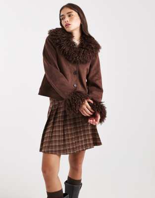 Miss Selfridge - Cropped-Jacke in Schokobraun aus Wildlederimitat mit mongolischem Kunstpelz-Kragen-Brown