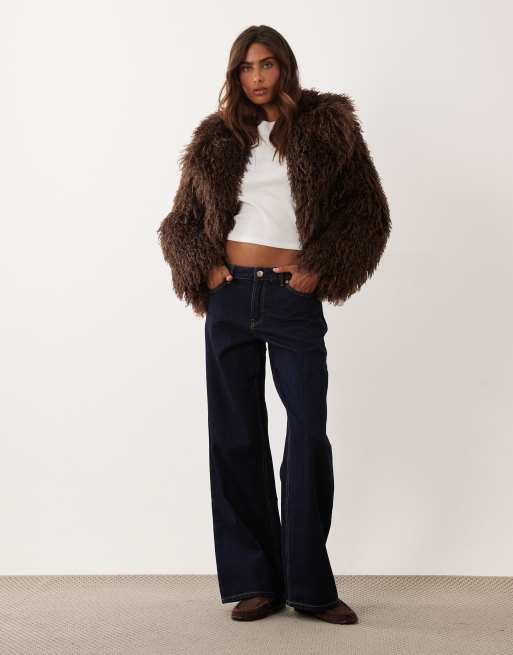 Miss Selfridge cropped jas van imitatiebont in donkerbruin, 2 van 4