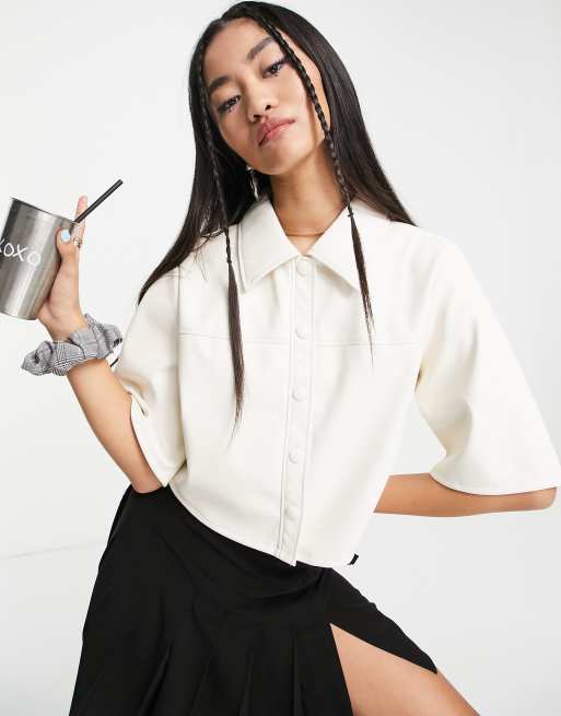 Miss Selfridge - Cropped overhemd van imitatieleer in crème