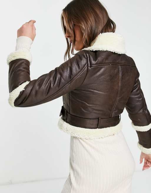 Miss Selfridge - Cropped pilotenjack met imitatieschapenvacht in bruin, 2 van 4