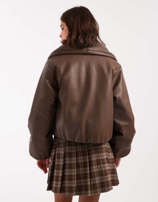 Miss Selfridge - Cropped puffer jack van imitatieleer in chocoladebruin, 2 van 4