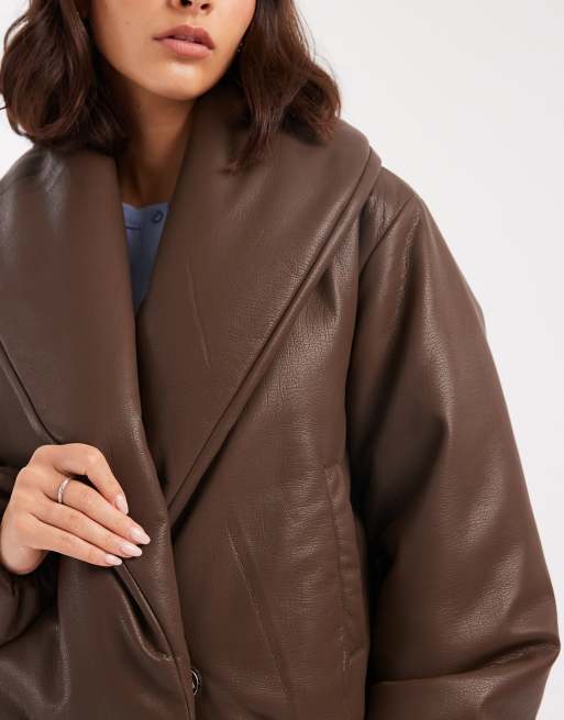 Miss Selfridge - Cropped puffer jack van imitatieleer in chocoladebruin, 3 van 4