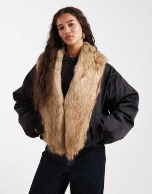 Miss Selfridge - Cropped Pufferjacke in Schwarz mit extremem Kunstpelzkragen