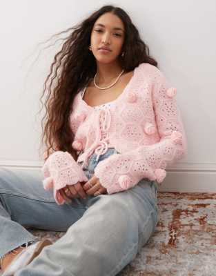 Miss Selfridge - Cropped Strickjacke in Rosa mit 3D-Blumen