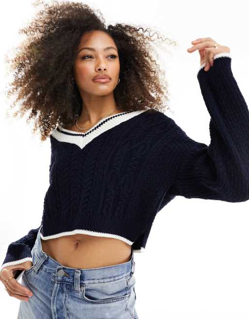 Miss Selfridge - Cropped trøje med college-design og kontrasterende kanter i marineblå strik