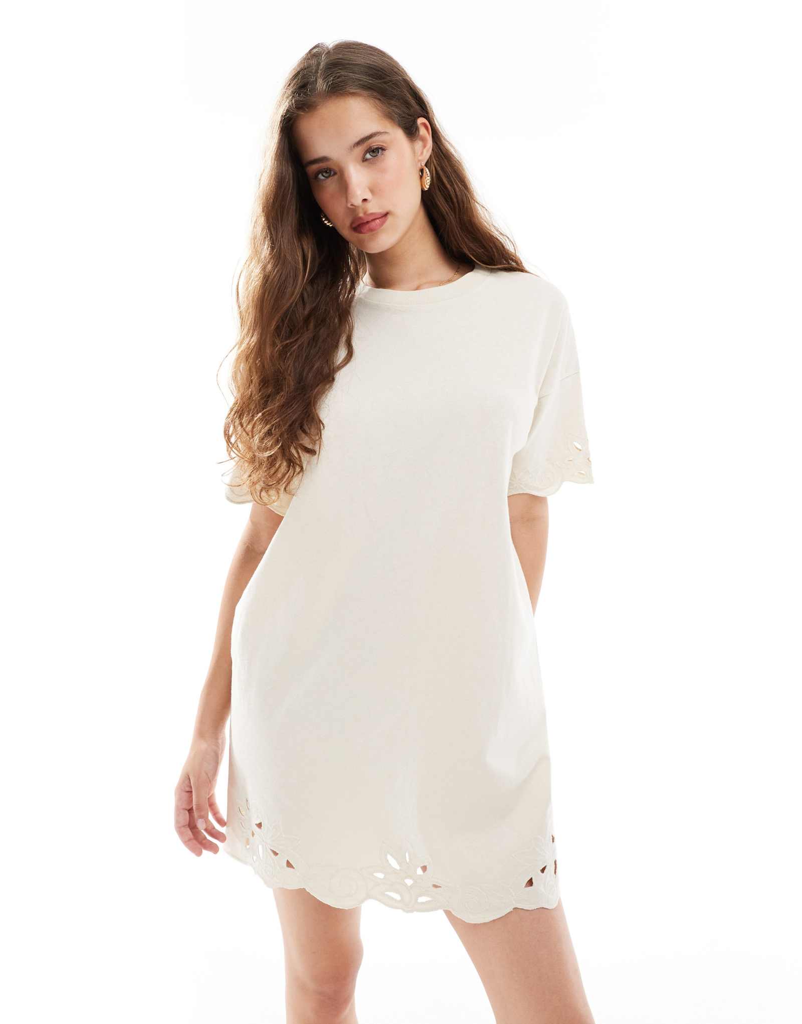 Платье-футболка Miss Selfridge с ажурным подолом цвета экрю