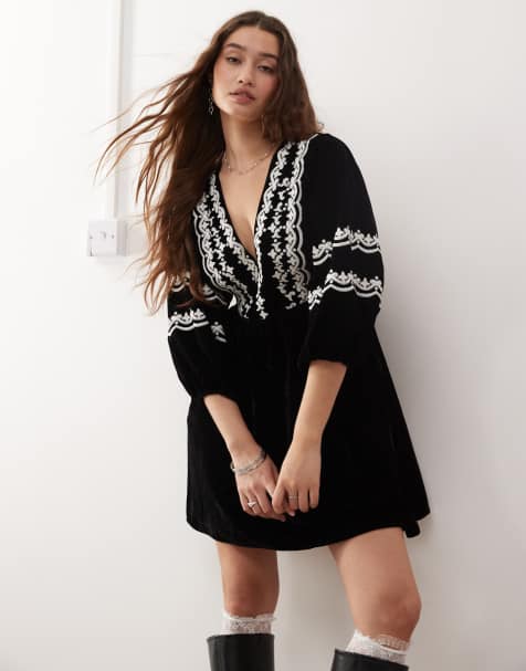 Miss Selfridge – Czarna aksamitna sukienka mini z haftowanym wzorem - view 1