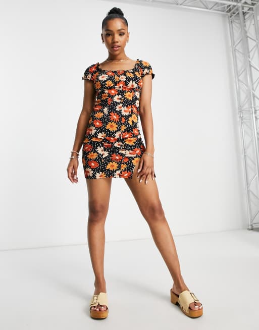 Miss Selfridge – Czarna dopasowana sukienka mini w słoneczniki zapinana na guziki 