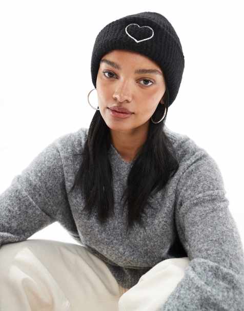 Miss Selfridge – Czarna dzianinowa czapka beanie z wyhaftowanym sercem - view 1