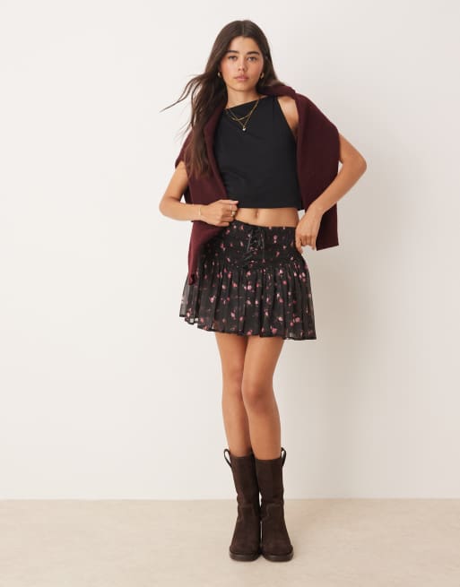 Miss Selfridge – Czarna spódnica mini w drobny kwiatowy wzór z marszczeniem w talii