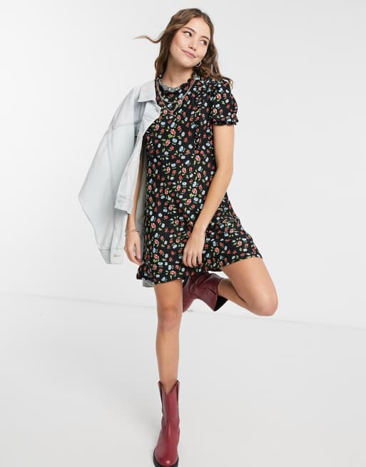 Miss Selfridge – Czarna sukienka mini typu tea dress z golfem i nadrukiem w kwiaty