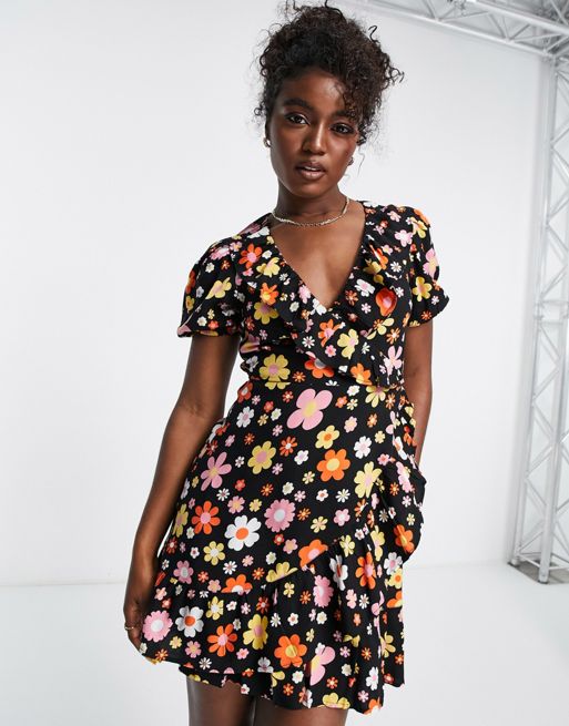 Miss Selfridge – Czarna sukienka mini z falbaną w kwiatowy wzór w stylu  retro | ASOS