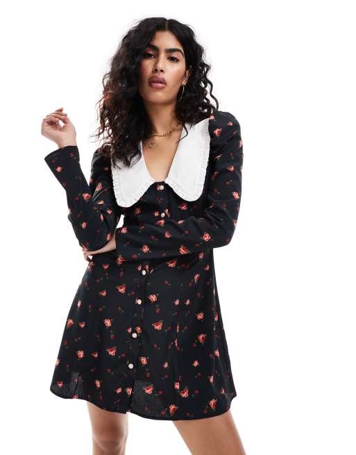 Miss Selfridge – Czarna zapinana na guziki sukienka mini we wzór w róże z kołnierzykiem
