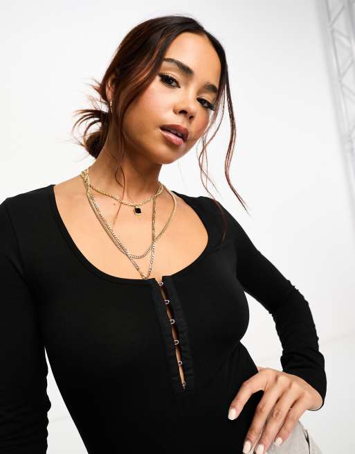 Miss Selfridge – Czarne zapinane na haftki body z dekoltem w łódkę 