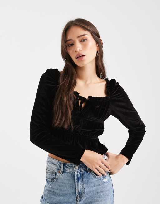 Miss Selfridge – Czarny aksamitny top z marszczeniem, długimi rękawami i wiązaniem z przodu
