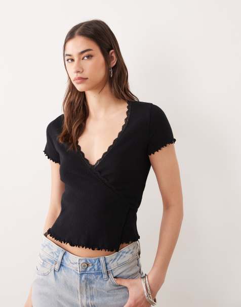 Miss Selfridge – Czarny kopertowy top z falowanym brzegiem o splocie pointelle - view 1