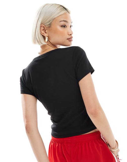 Miss Selfridge – Czarny krótki i dopasowany T-shirt z grafiką „Boheme”, 4 z 4