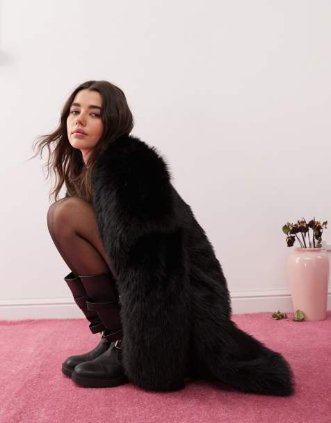 Miss Selfridge – Czarny średniej długości płaszcz ze sztucznego futra - view 1