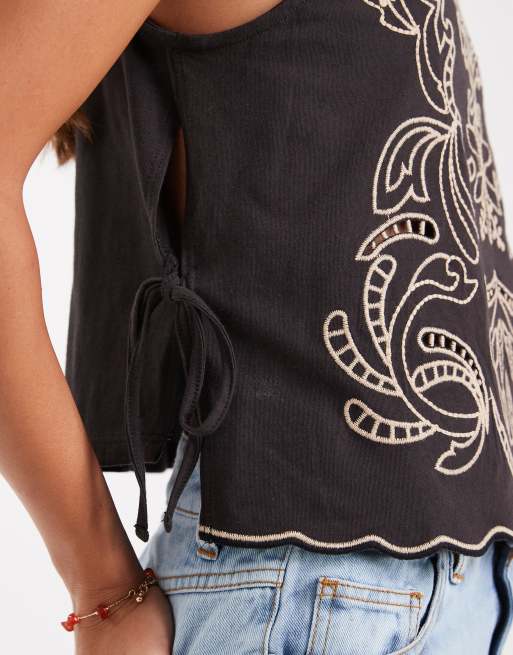 Miss Selfridge – Czarny top z wycięciami w roboczym stylu, 3 z 4
