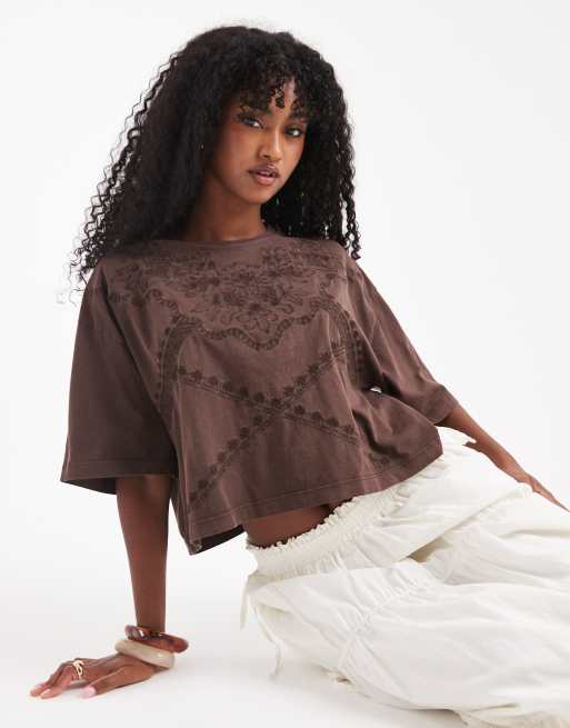 Miss Selfridge – Czekoladowy T-shirt o krótkim fasonie z haftem w kowbojskim stylu