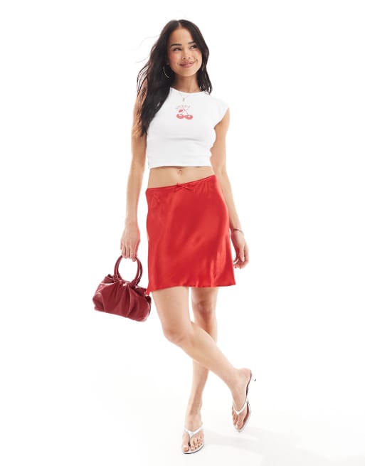 Miss Selfridge – Czerwona satynowa spódnica mini ze skosu z kokardką