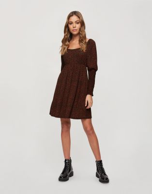 Miss Selfridge – Czerwona sukienka mini o rozkloszowanym kroju w drobny kwiatowy wzór