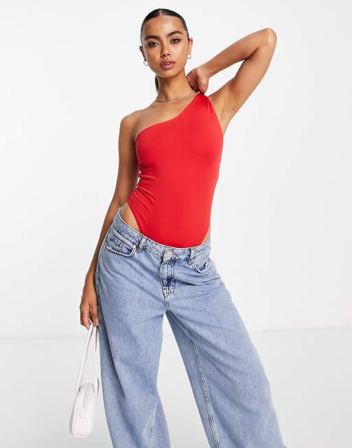 Miss Selfridge – Czerwone body na jedno ramię w stylu lat 90.