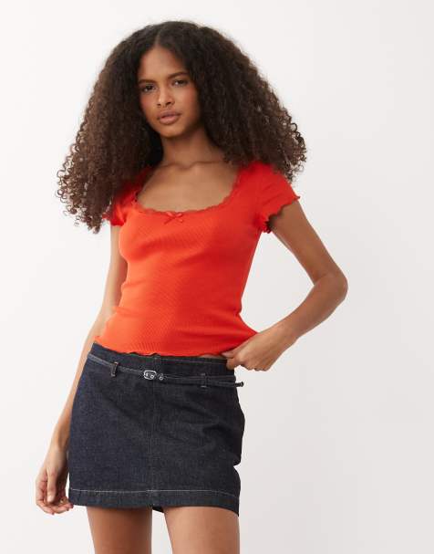 Miss Selfridge – Czerwony top z krótkimi rękawami, dekoltem karo i koronkowym wykończeniem - view 1