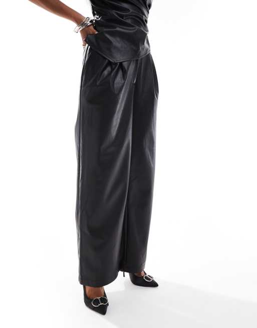 Miss Selfridge – Dad-Hose aus Kunstleder in Schwarz mit Bundfalten, 2 von 5