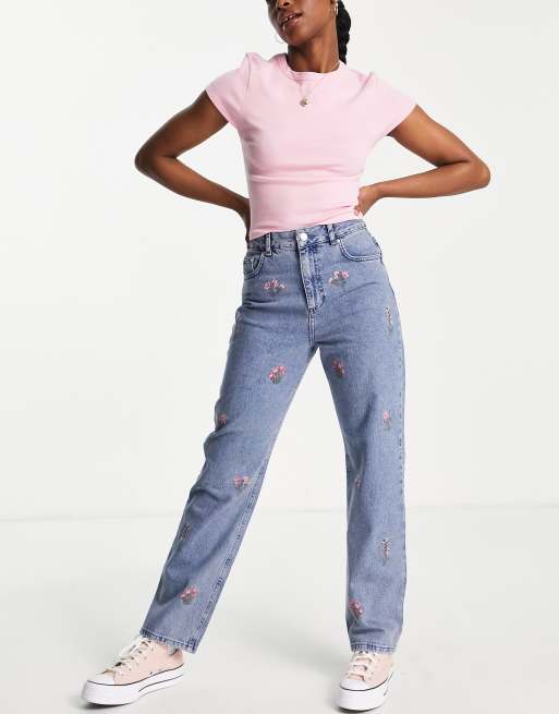 Miss Selfridge – Dad-Jeans in mittlerer Waschung mit Blumenstickerei