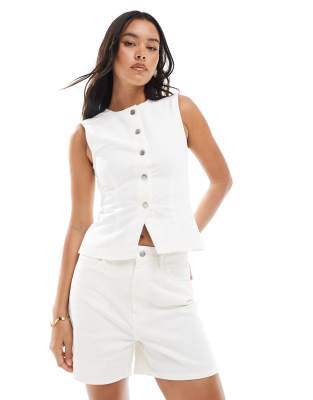 denim mom shorts in ecru wash-White