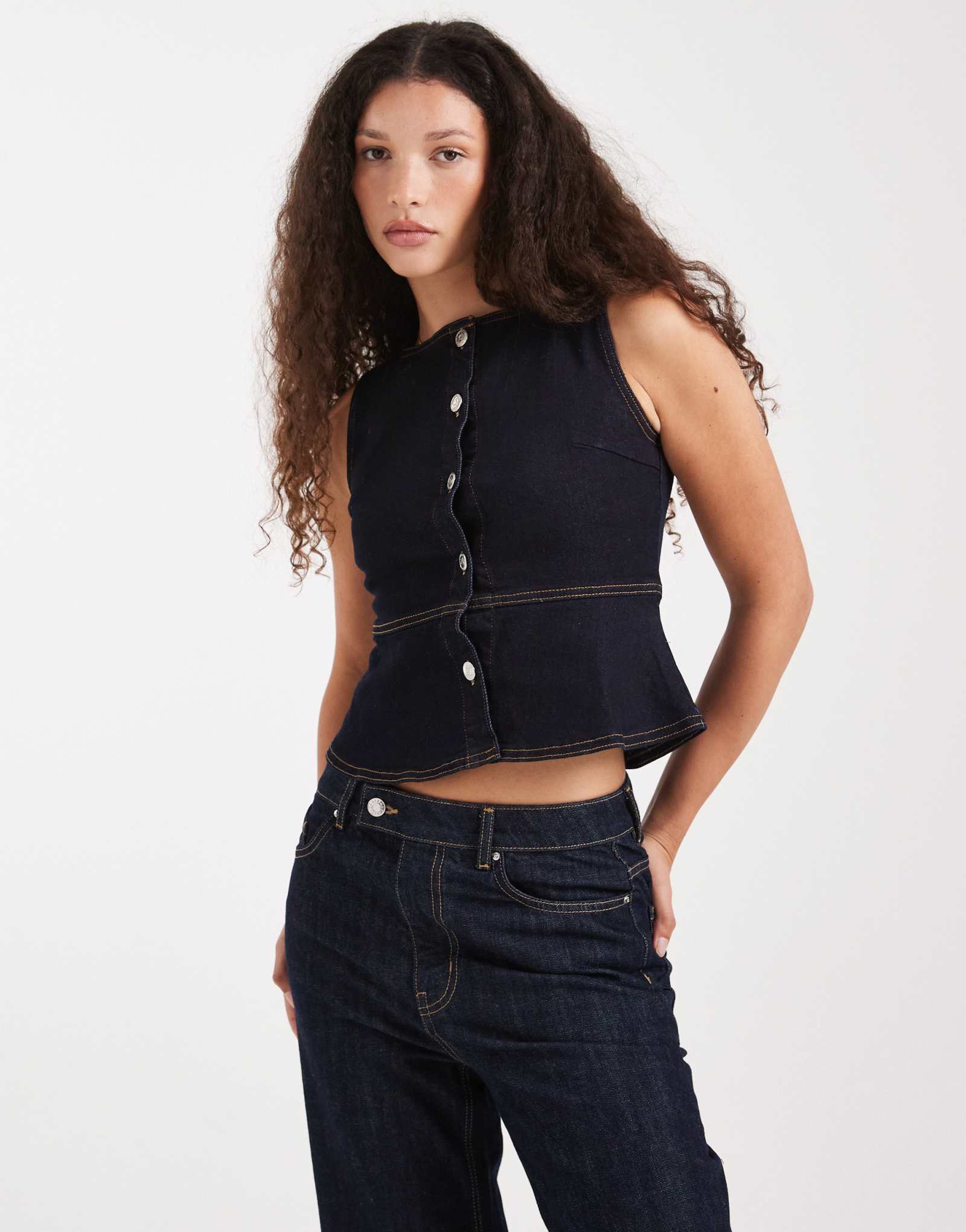Джинсовый жилет с баской Miss Selfridge цвета индиго