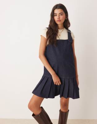 Miss Selfridge - Denim-Schürzenkleid in Indigoblau mit tiefer Taille und Faltenrock-Marineblau