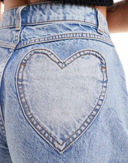 Miss Selfridge - Denim short met hartvormige zak in lichte wassing blauw, 3 van 5