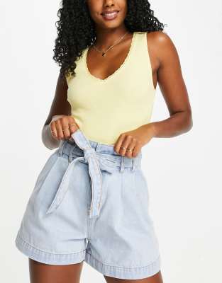 Miss Selfridge - Denim-Shorts in mittelblauer Waschung mit Schnürung an der Taille