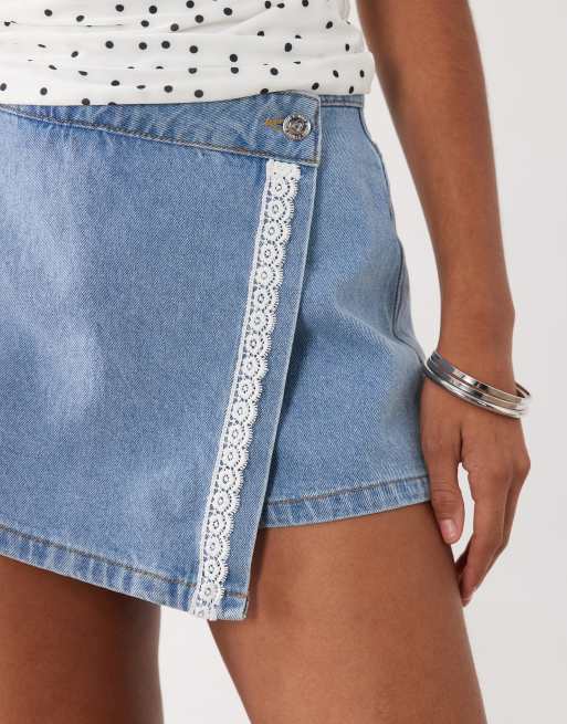Miss Selfridge denim slå om-skort med broderikant i mellemvask, 2 af 5